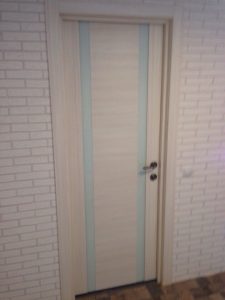 Межкомнатные двери белого цвета со вставками