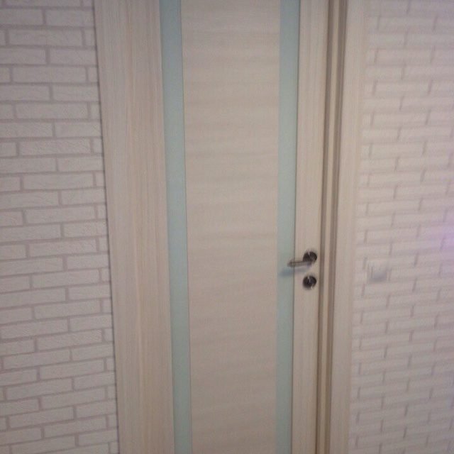 Межкомнатные двери белого цвета со вставками