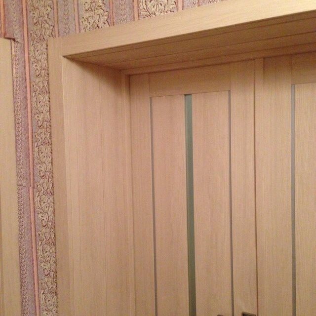 Коричневая дверь из экошпона