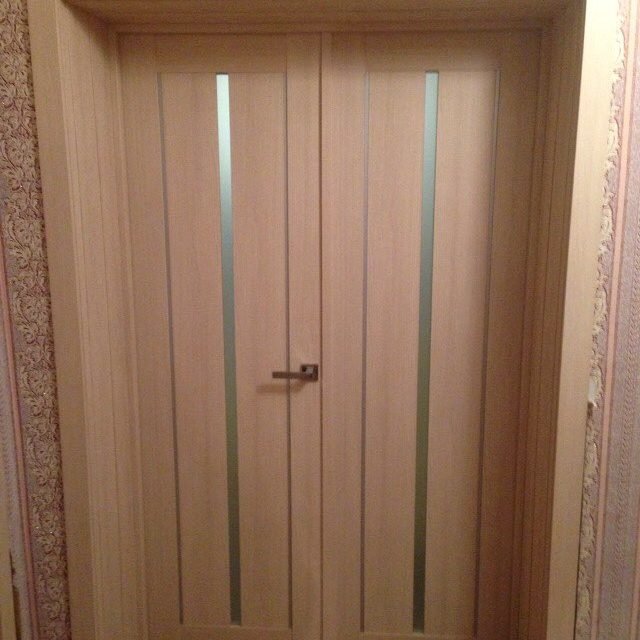 Двери из экошпона с красивыми декоративными вставками