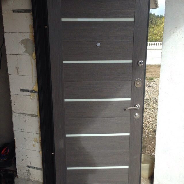 Красивые двери с декоративными вставками