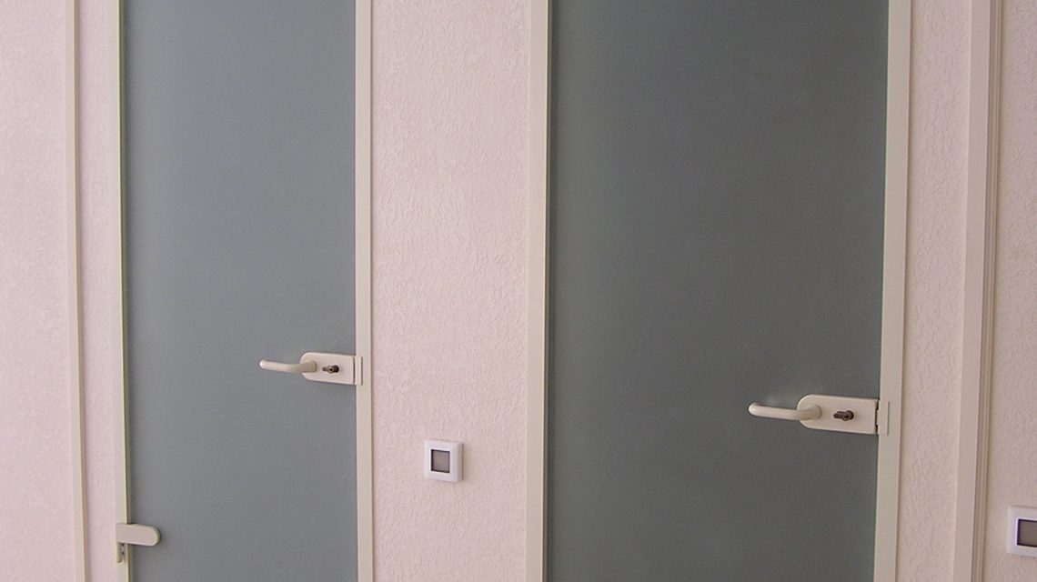 Установка стеклянной двери